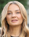 Jesienią 2025 sukienki "cinnamon dress" będą królować na ulicach. Małgorzata Socha już ją nosi