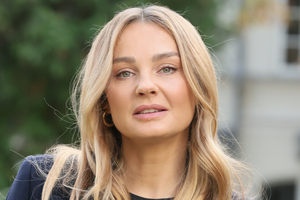 Jesienią 2025 sukienki "cinnamon dress" będą królować na ulicach. Małgorzata Socha już ją nosi