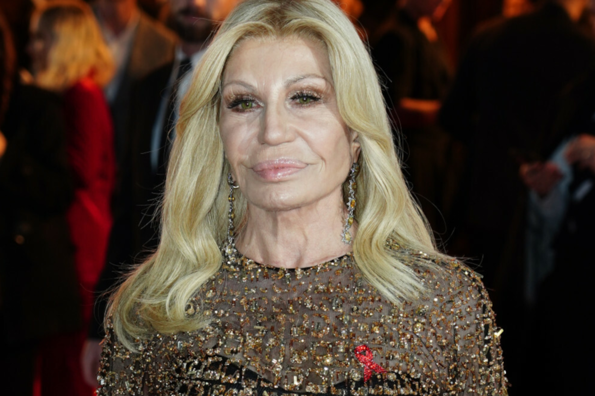 Donatella Versace już tak nie wygląda. 70-letnia projektantka zaskoczyła "nową twarzą". W sieci zawrzało