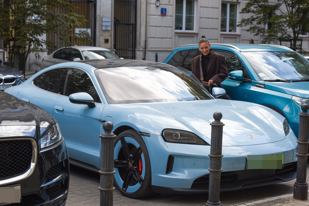 Szczęśliwa Halejcio z torebką za 10 tys. maszeruje ulicami Warszawy do swojego Porsche za milion złotych