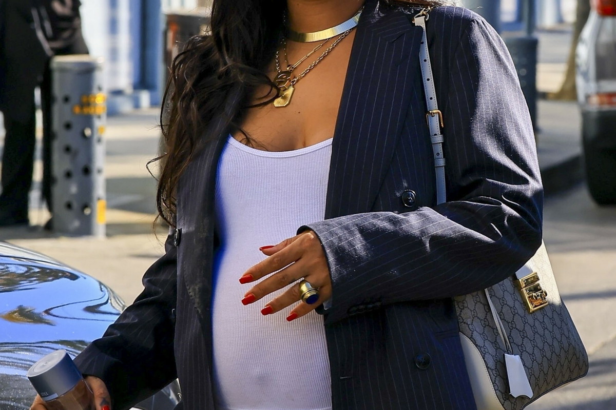 Rihanna w bojówkach i sneakersach Puma! Królowa ciążowego stylu znów zaskakuje