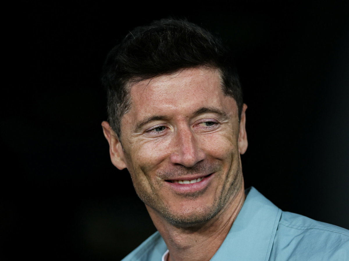 Lewandowski pozuje przy basenie w dniu urodzin. Zwrócił się do fanów