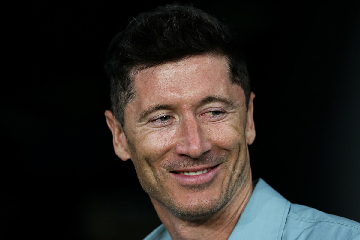Lewandowski pozuje przy basenie w dniu urodzin. Zwrócił się do fanów