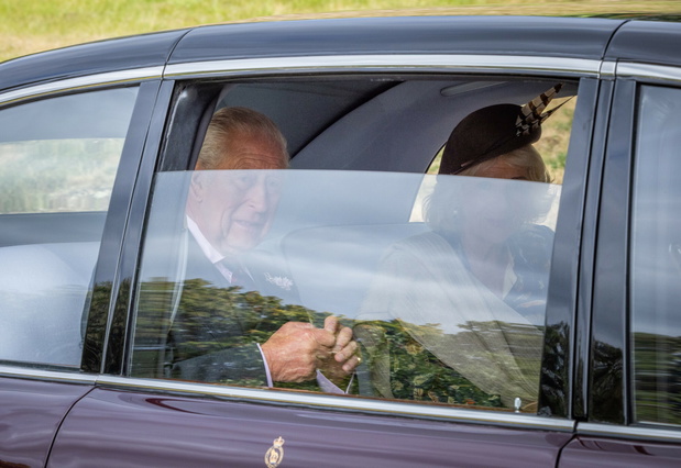Król Karol III i królowa Camilla przyłapani przez fotoreporterów w drodze do kościoła