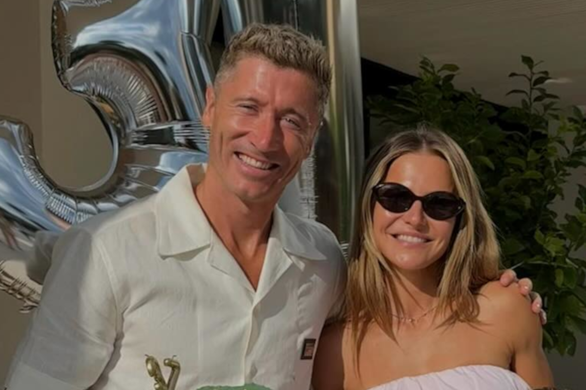 Anna Lewandowska świętuje urodziny Roberta. Postawiła na modne spodnie "flutter rose pink". Podobne kupisz w Sinsay