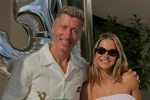 Anna Lewandowska świętuje urodziny Roberta. Postawiła na modne spodnie "flutter rose pink". Podobne kupisz w Sinsay