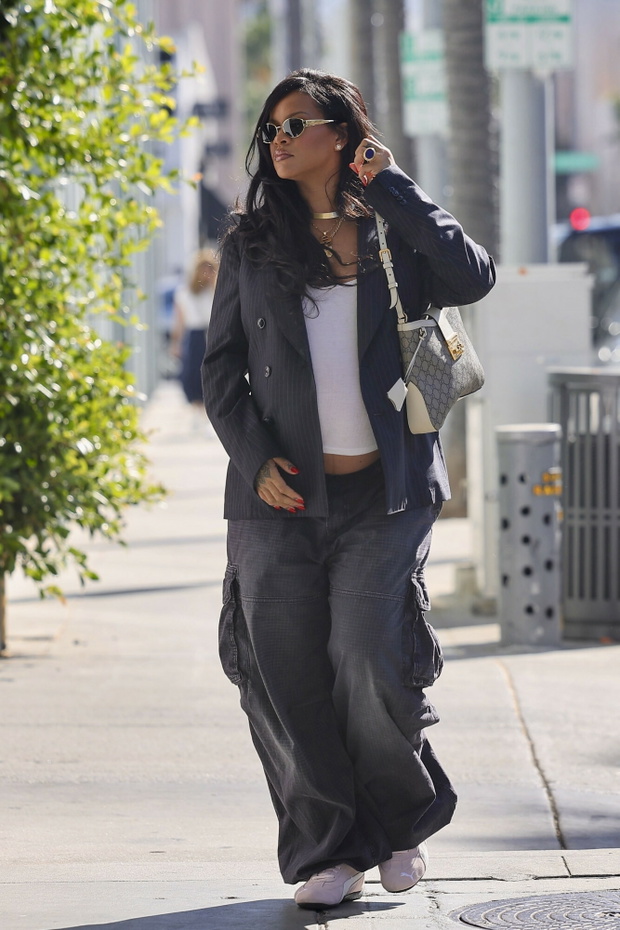 Rihanna w bojówkach i sneakersach Puma! Królowa ciążowego stylu znów zaskakuje