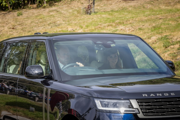 Księżna Kate z rodziną przyłapana przez fotoreporterów w drodze do kościoła