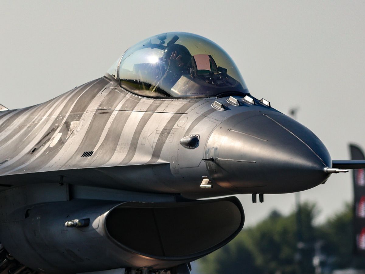 Eksperci o prawdopodobnych przyczynach katastrofy F-16