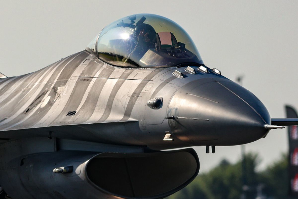 Eksperci o prawdopodobnych przyczynach katastrofy F-16