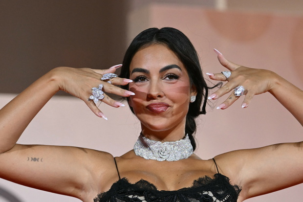 Obwieszona biżuterią Georgina Rodriguez stroi miny na Festiwalu Filmowym w Wenecji