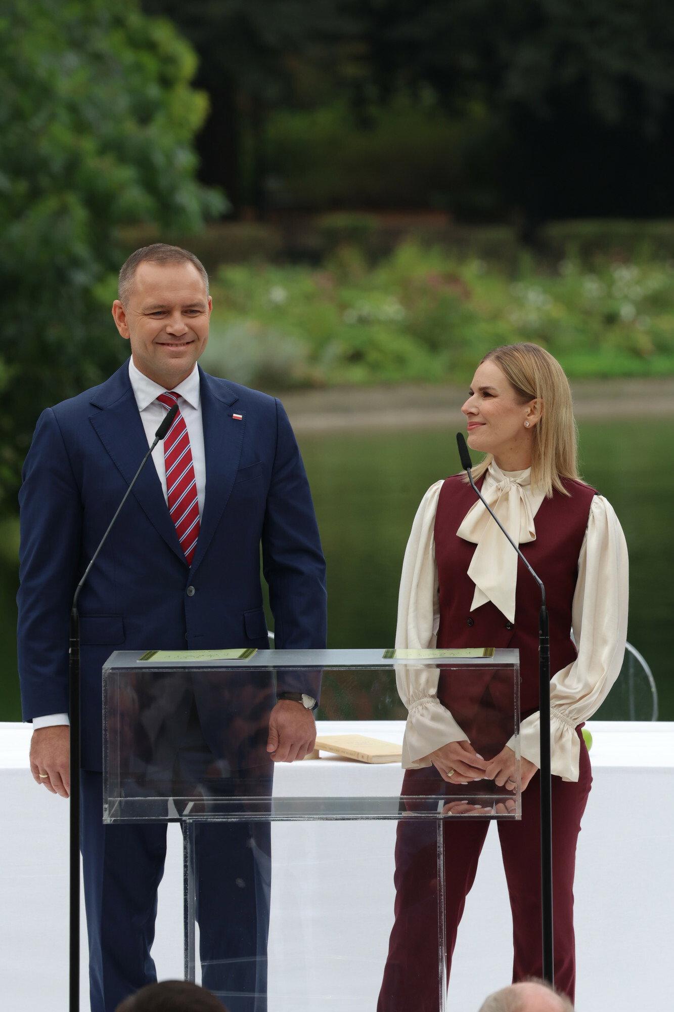Zaskoczenie podczas Narodowego Czytania 2025 – stylizacja pierwszej damy i poezja Kochanowskiego