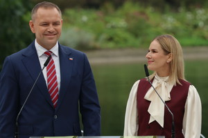 Zaskoczenie podczas Narodowego Czytania 2025 – stylizacja pierwszej damy i poezja Kochanowskiego
