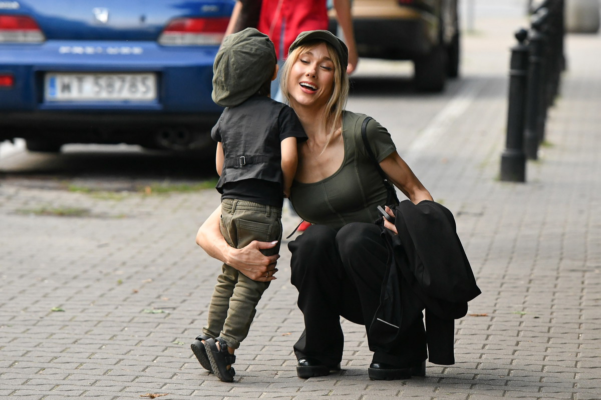 Ida Nowakowska na spacerze z synkiem.