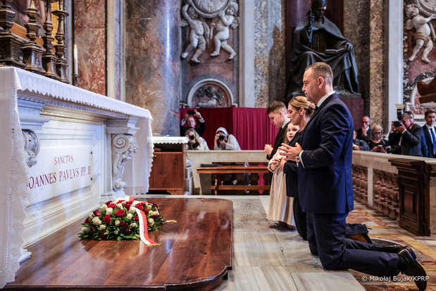 Karol Nawrocki, Marta Nawrocka, Kasia Nawrocka i Antoni Nawrocki w Watykanie przy grobie Jana Pawła II