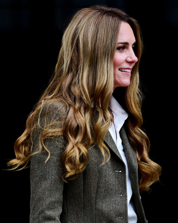 Księżna Kate w blond włosach