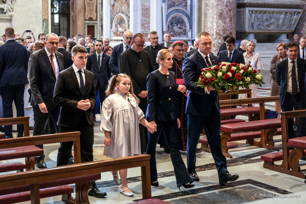 Karol Nawrocki, Marta Nawrocka, Kasia Nawrocka i Antoni Nawrocki w Watykanie przy grobie Jana Pawła II