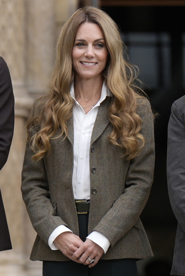 Księżna Kate w blond włosach