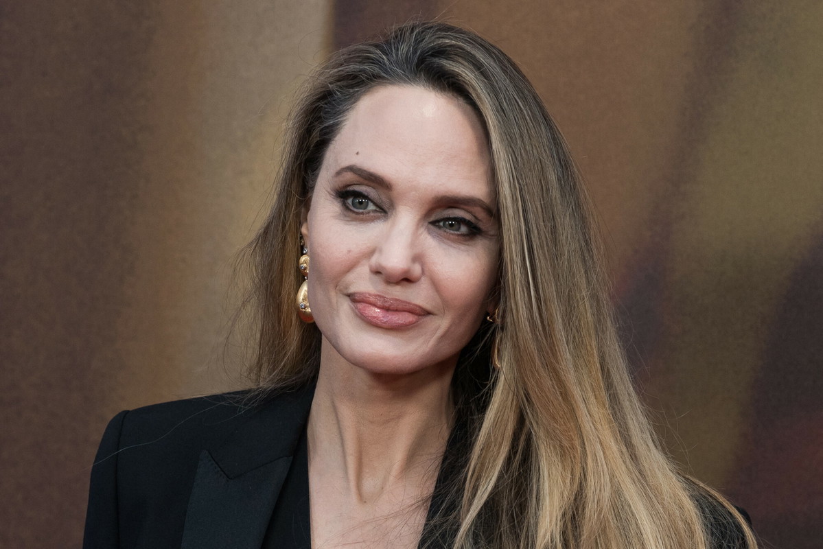 Angelina Jolie przeszła spektakularną metamorfozę. Trudno ją rozpoznać fot. Rex Features/East News