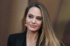 Angelina Jolie przeszła spektakularną metamorfozę. Trudno ją rozpoznać fot. Rex Features/East News