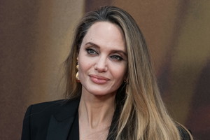 Angelina Jolie przeszła spektakularną metamorfozę. Trudno ją rozpoznać fot. Rex Features/East News