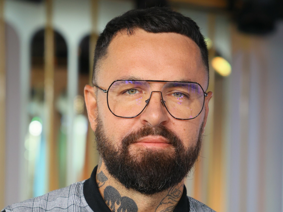 Kolejny gwiazdor TVN walczy z guzem mózgu. "Zostawił mnie z tym. Wróciłem do samochodu. Popłakałem się"