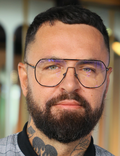 Kolejny gwiazdor TVN walczy z guzem mózgu. "Zostawił mnie z tym. Wróciłem do samochodu. Popłakałem się"