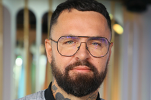 Kolejny gwiazdor TVN walczy z guzem mózgu. "Zostawił mnie z tym. Wróciłem do samochodu. Popłakałem się"