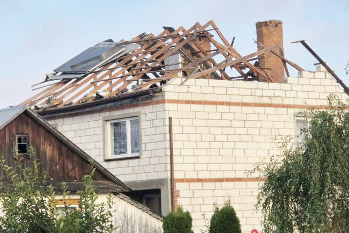 Rosyjski dron uderzył w dom w Wyrykach. Na zdjęciach widać skalę zniszczeń