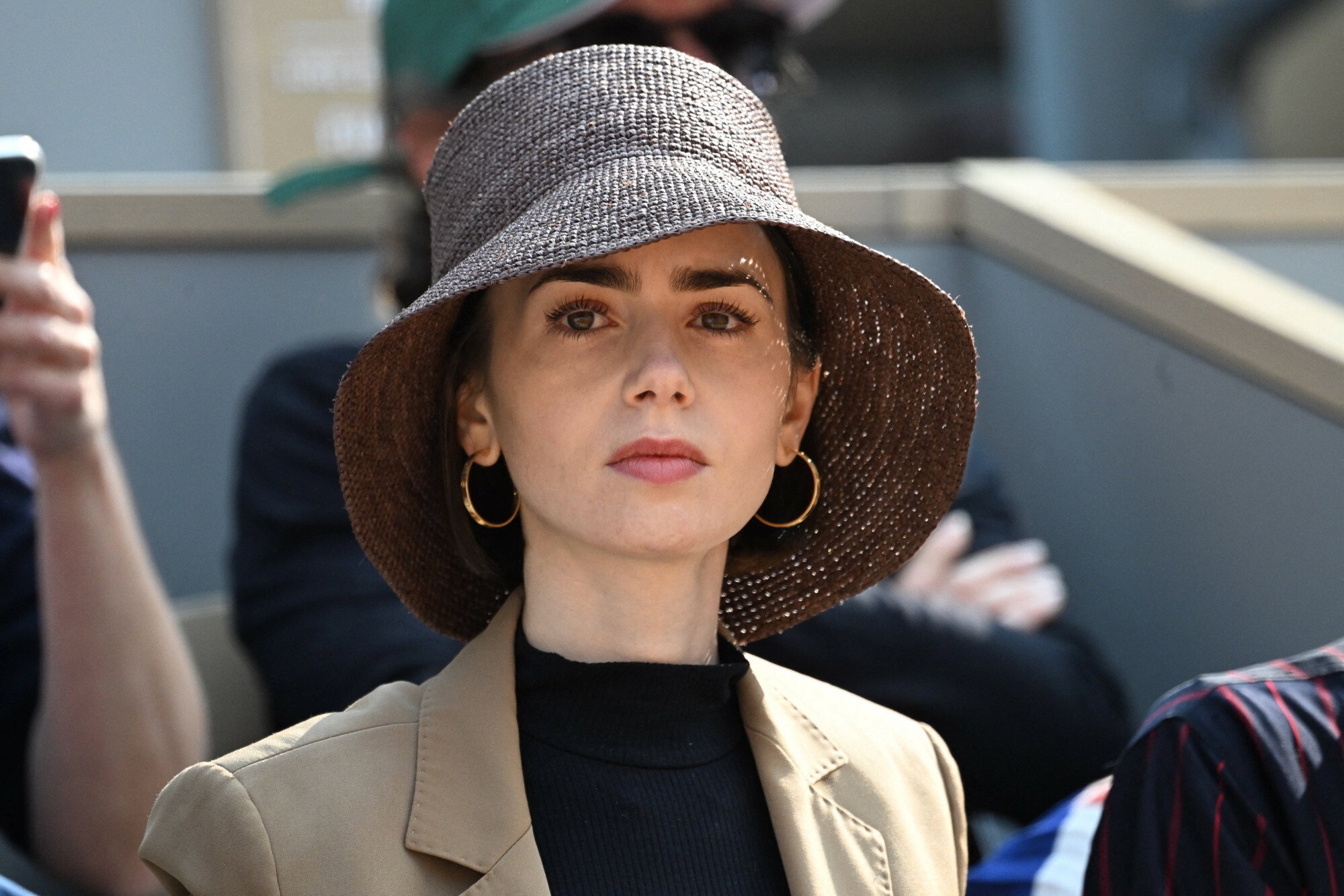 Szok i kontrowersje: Lily Collins odsłania brzuch na Fashion Week w Nowym Jorku