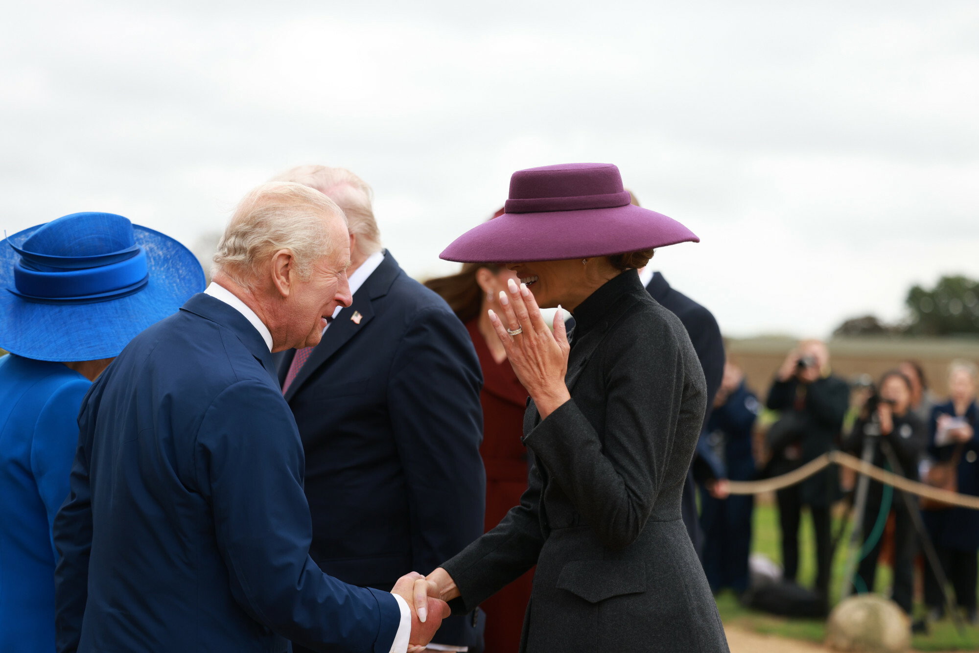 Kapelusz Melanii Trump wywołał salwy śmiechu! Król Karol III zażartował podczas wizyty Trumpów