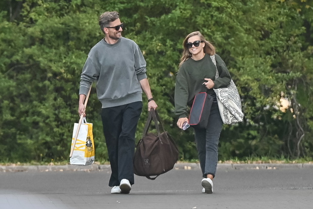 Roześmiani Agnieszka Kaczorowska i Marcin Rogacewicz na zdjęciach paparazzi