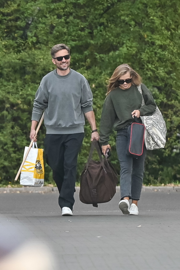 Radośni Agnieszka Kaczorowska i Marcin Rogacewicz wracają z treningu. Paparazzi