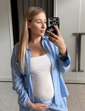 Andziaks w stroju kąpielowym chwali się ciążowym brzuszkiem