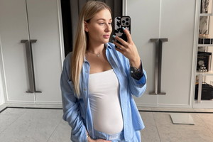 Andziaks w stroju kąpielowym chwali się ciążowym brzuszkiem