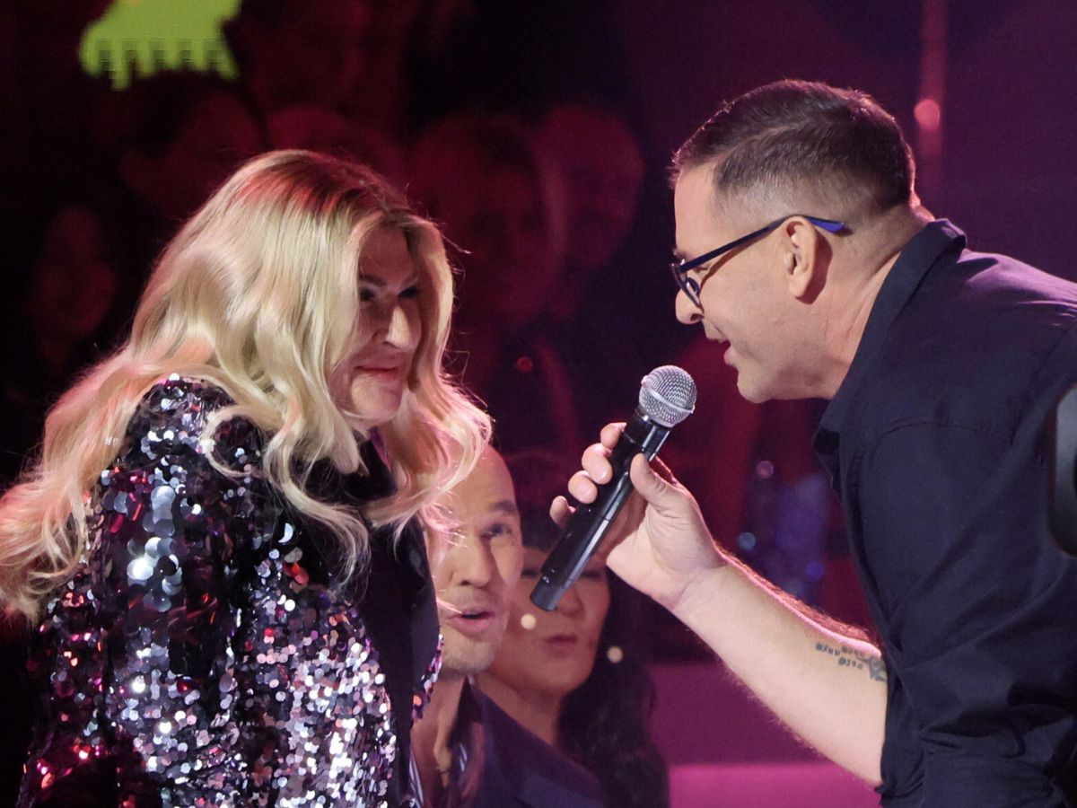 Tomasz Karolak w trakcie tańca chwycił za mikrofon i podszedł do Kozidrak.