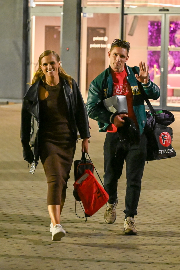 Agnieszka Kaczorowska i Filip Gurłacz wychodzą ze studia Tańca z Gwiazdami
