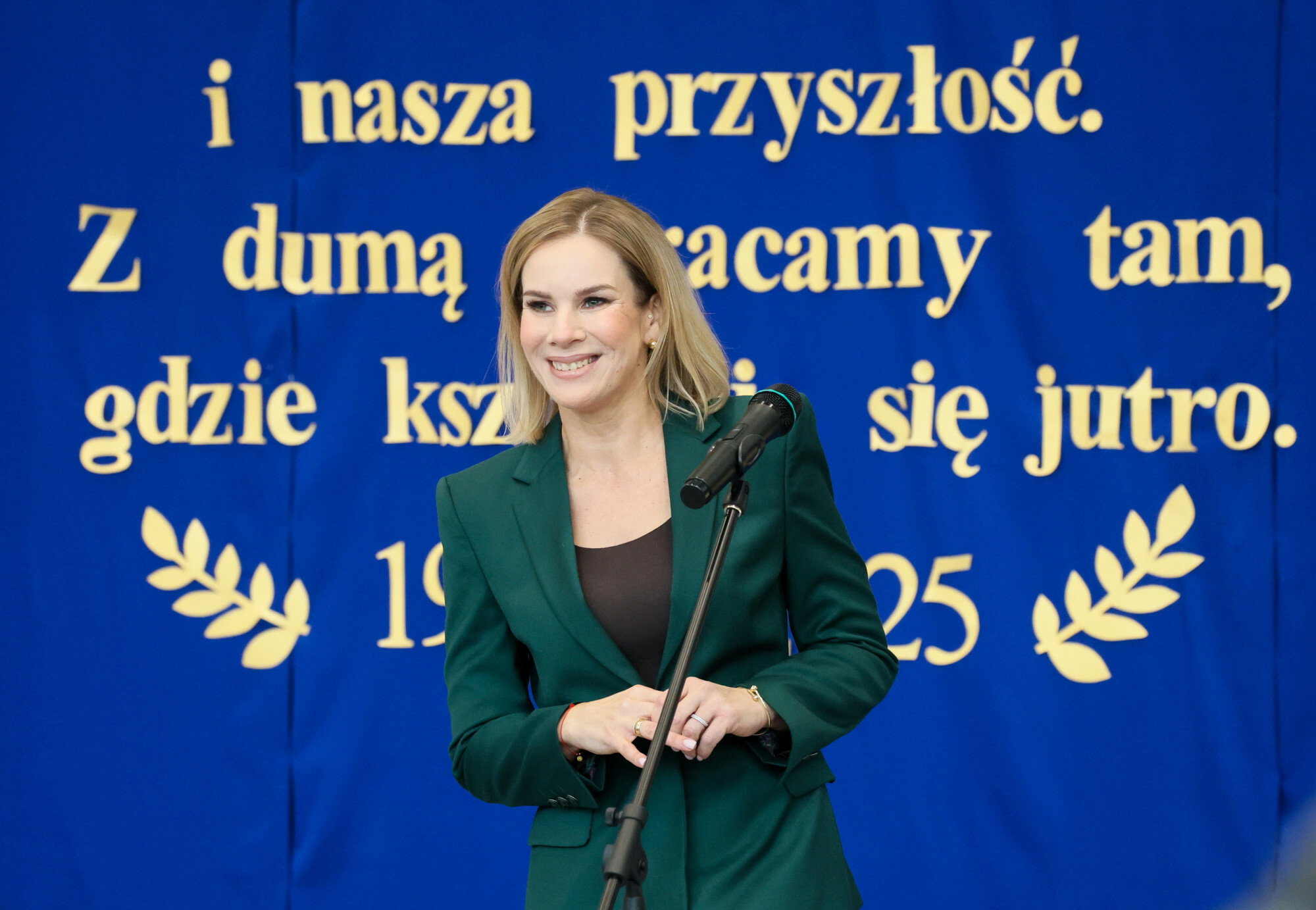 Marta Nawrocka zachwyca w garniturze electric blue! Ekspertka komentuje stylizację