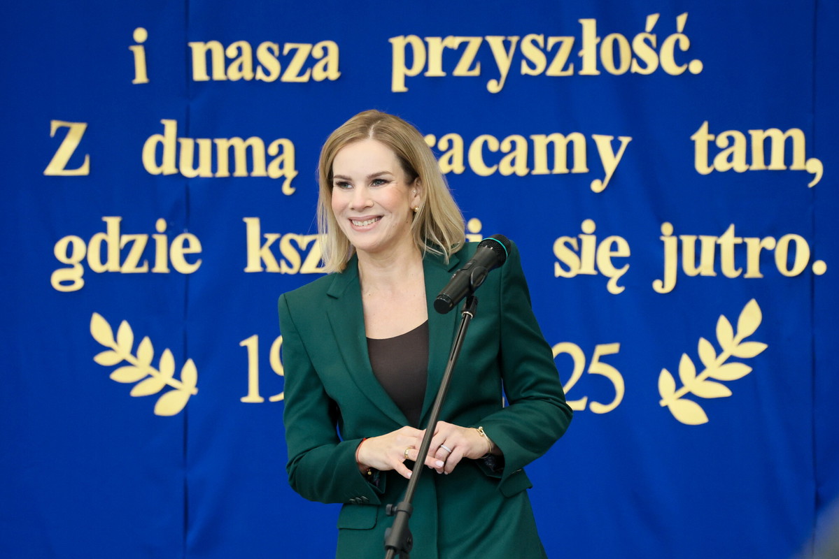 Marta Nawrocka zachwyca w garniturze electric blue! Ekspertka komentuje stylizację