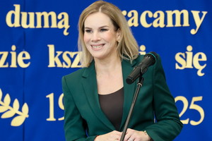 Marta Nawrocka zachwyca w garniturze electric blue! Ekspertka komentuje stylizację