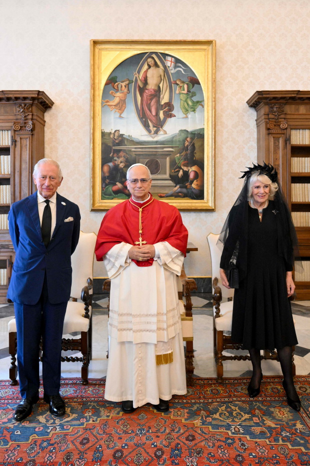 Król Karol III w Watykanie. Modlitwa z papieżem i upokorzenie Kamili