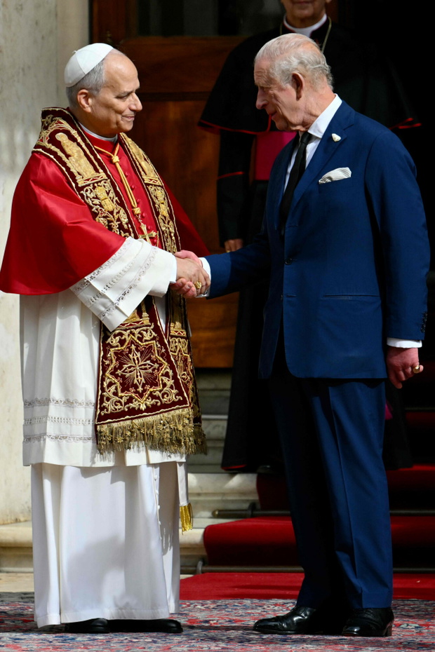 Król Karol III w Watykanie. Modlitwa z papieżem i upokorzenie Kamili