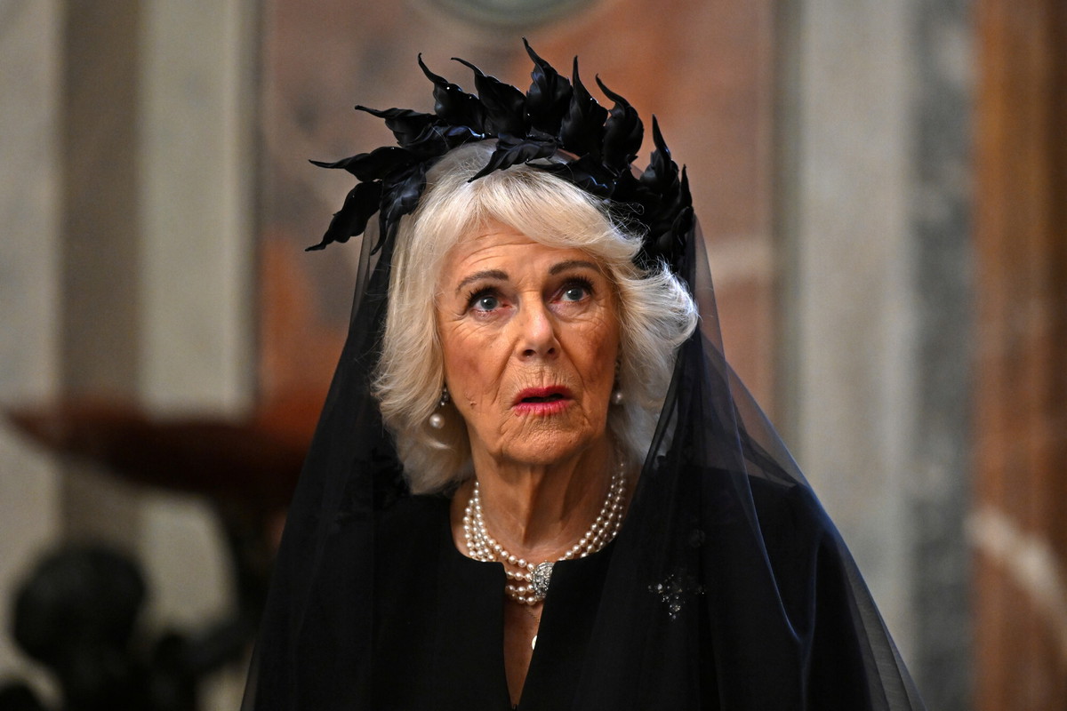 Królowa Kamila w Watykanie. Stylizacja skrytykowana jako teatralna