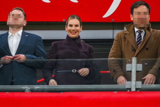 Marta Nawrocka w świetnym humorze na stadionie