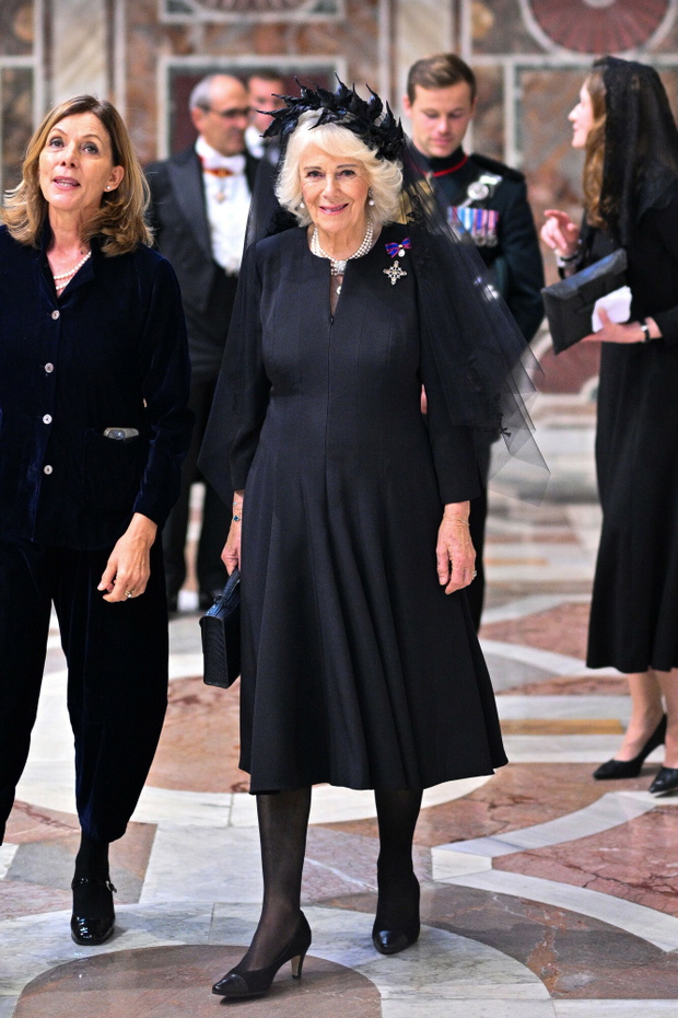 Królowa Kamila w Watykanie. Stylizacja skrytykowana jako teatralna