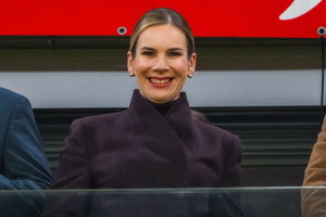 Marta Nawrocka w świetnym humorze na stadionie