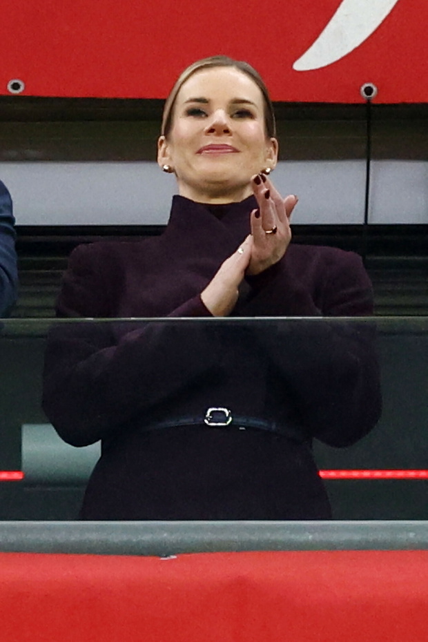 Marta Nawrocka w świetnym humorze na stadionie