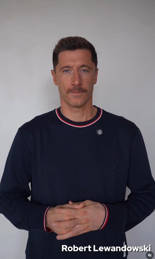 Robert Lewandowski z wąsami