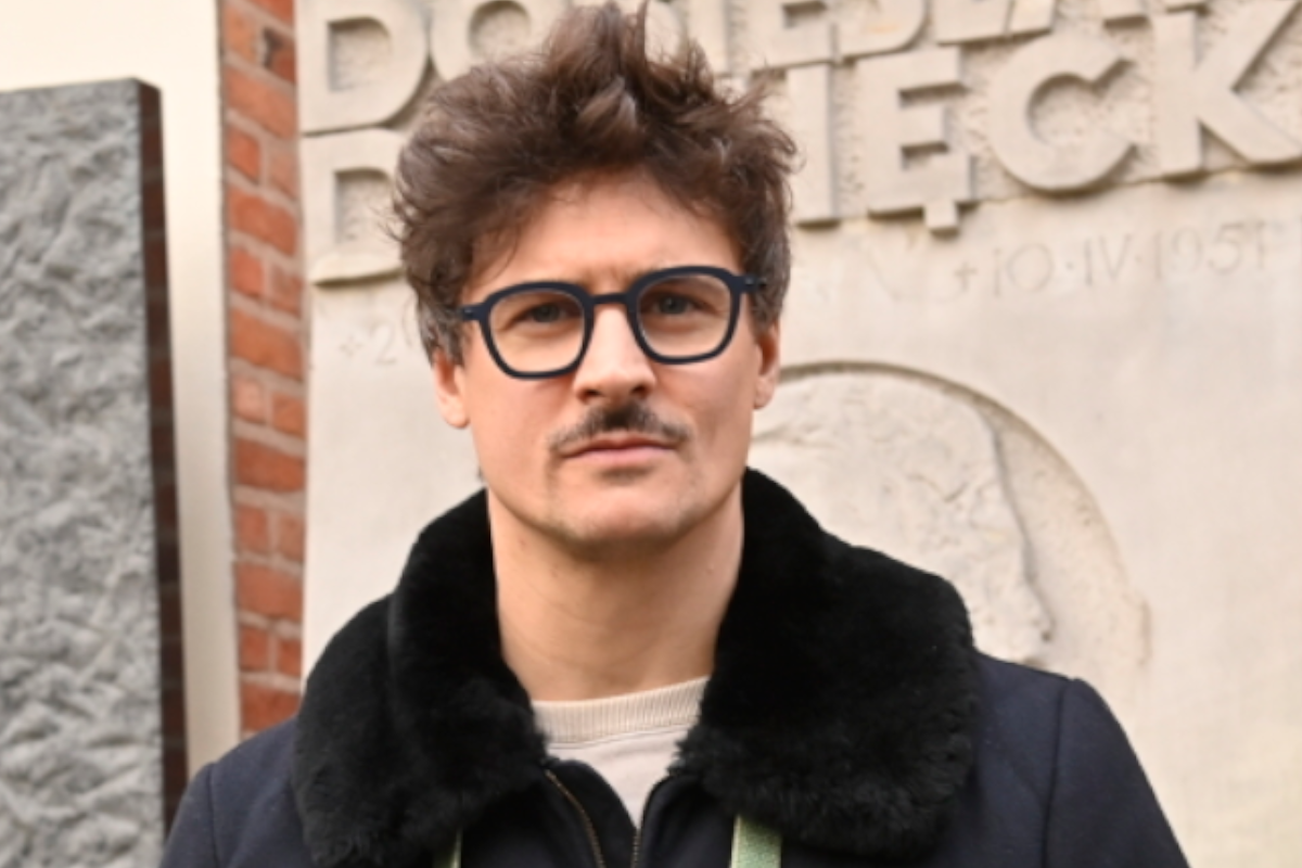 Mateusz Damięcki pokazał grób ojca i poruszył wyznaniem. Aktor kwestował z dziećmi na Powązkach