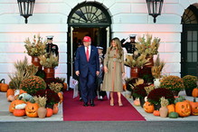 Halloween w Białym Domu 2025: Trump rozdaje dzieciom słodycze